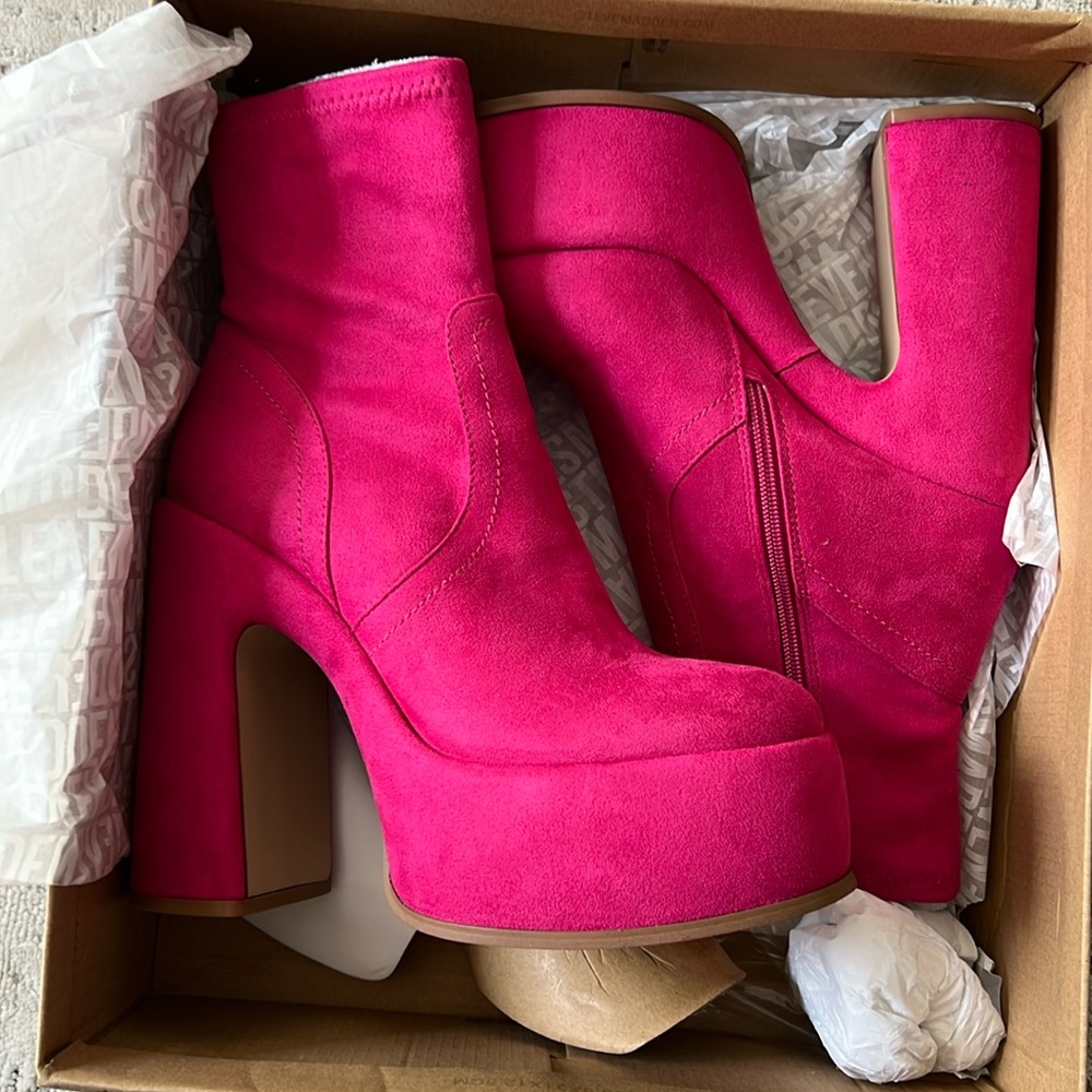 Steve Madden Stassie magenta suede boots